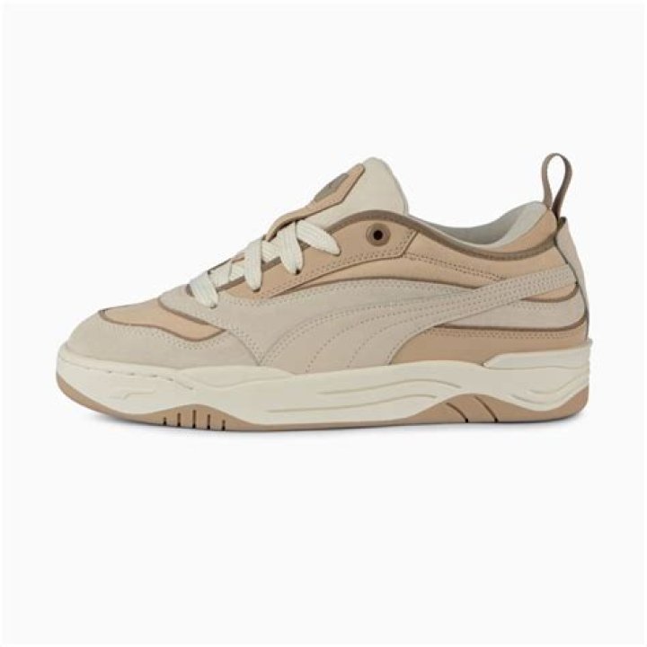 Instagram model hits lamp post video, sparks reactions on twitter