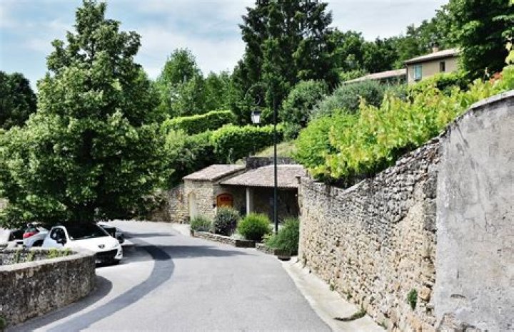 Who is Selena Gomez dating now? The New Relationship Rumor Explained - SarkariResult