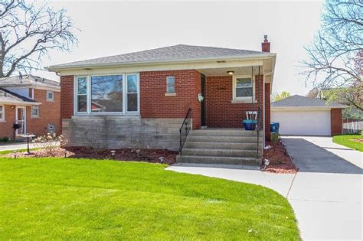 Berkshire Hathaway Net Worth: Details About Revenue, Assets, Income - SarkariResult