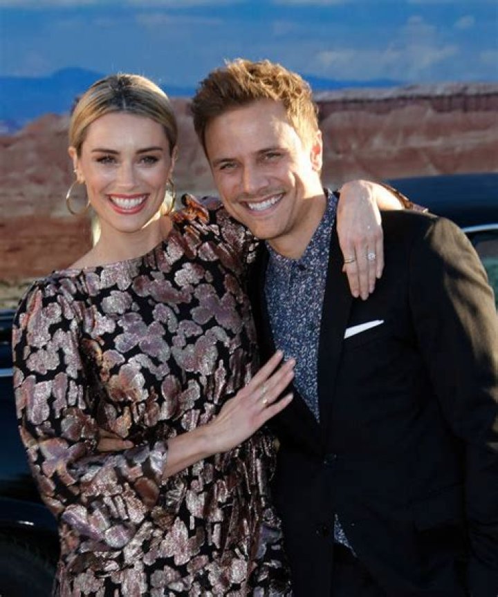 Is Arielle Vandenberg dating her BFF Matt Cutshall?