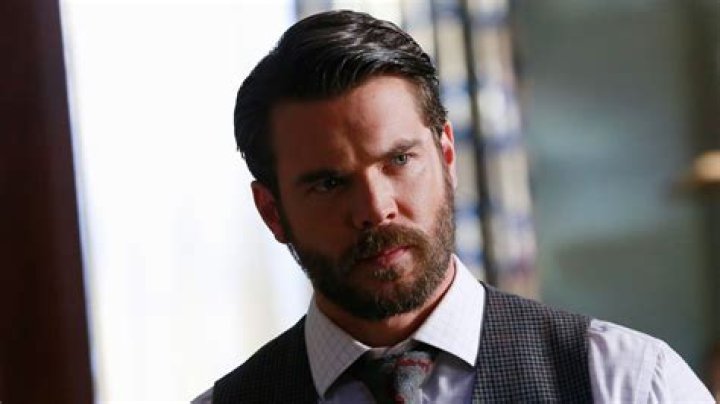 Charlie Weber Height, Weight, Body Measurements, Shoe Size
