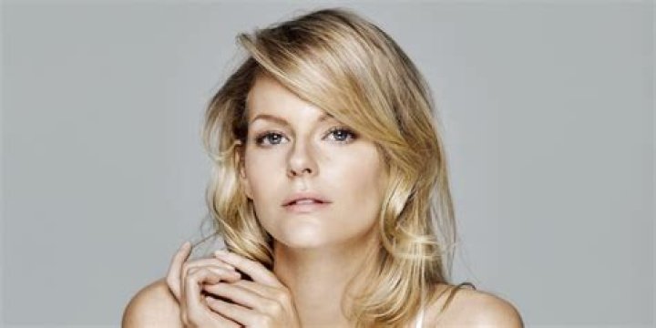 Chelsey Crisp Net Worth