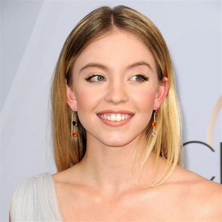 Does Sydney Sweeney Know How to Ice Skate? (Yes, BUT…!)