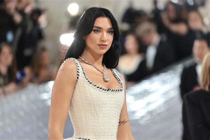 Dua Lipa Height, Age & Body Measurements – How tall is Dua Lipa?