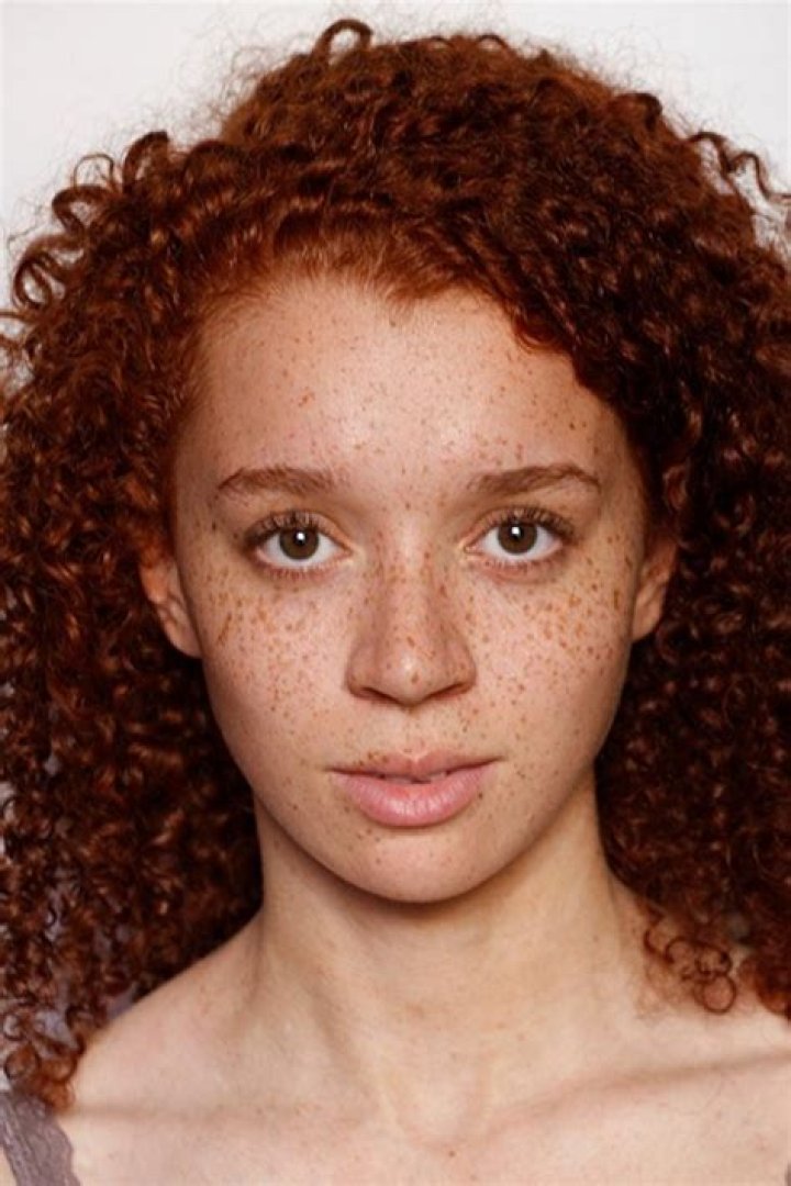 What is the age of Erin Kellyman? Know more her parents