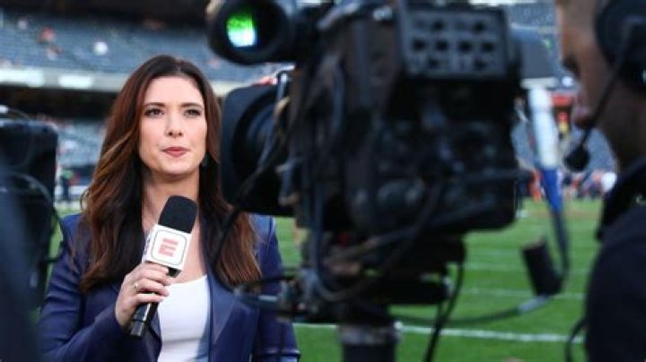 
ESPN journalist Jen Lada’s Bio: Husband, Age, Married, Marital Status, Body Measurements, Height, Accident 