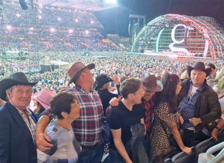 
Garth Brooks Surprises Fans At Irish Pub With Impromptu Performance 