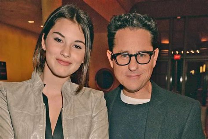 Gracie Abrams (J.J. Abrams’ Daughter) Biography, Age, Wiki, Height, Parents, Net Worth, Boyfriend, Songs, Family, Education, Dating And Image
