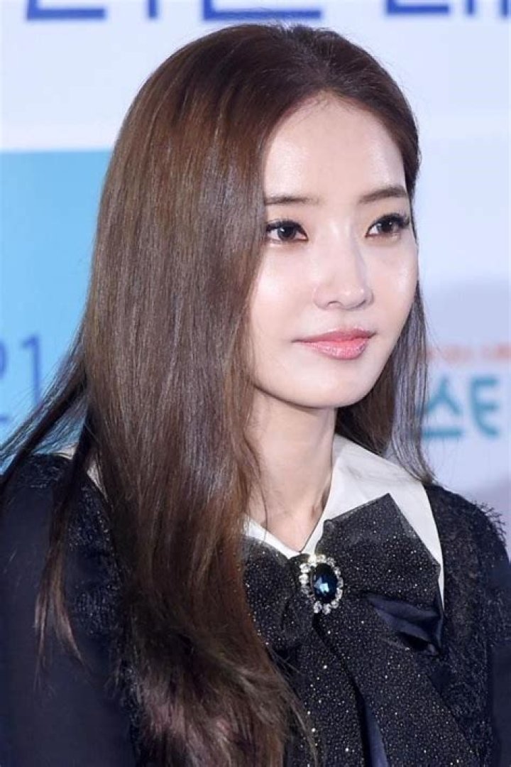 Han Chae-Young (Actress) Wiki, Bio, Age, Height, Weight, Measurements, Husband, Movies, Facts