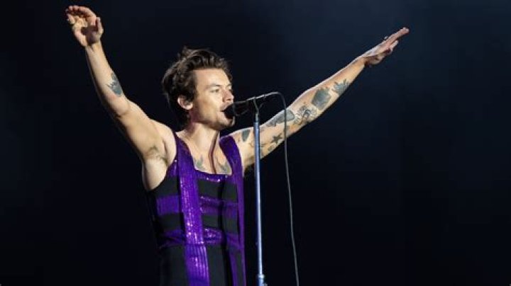 
Harry Styles Leads Crowd in Honoring Queen Elizabeth II During Concert 