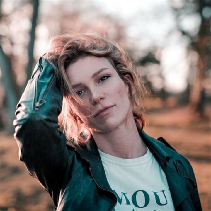 Honeysuckle Weeks Height, Weight, Net Worth, Age, Birthday, Wikipedia, Who, Nationality, Biography