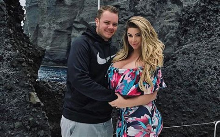 Is hot model Ashley Alexiss already married to her Husband or still Engaged with her Boyfriend?