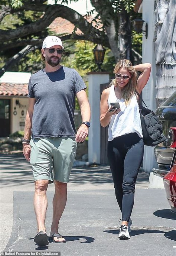 Christine Harnos' Net Worth, Bio, Wiki, Height, Age, Married, Spouse