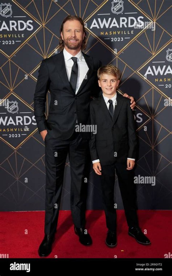 How Old Is Dierks Bentley Wife And Kids?