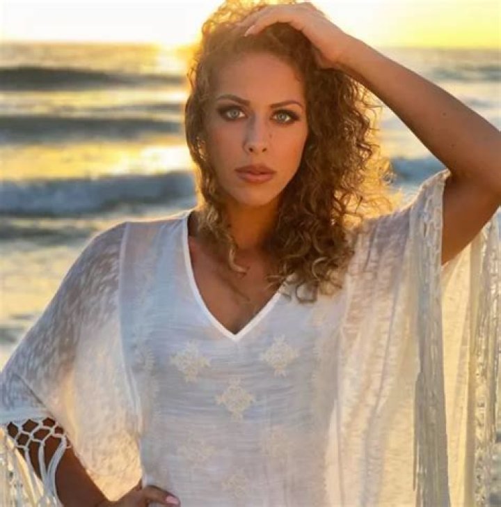 
Is Jillisa Lynn Married? Her Bio, Age, Music, Net worth and Height 