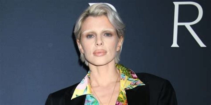 
Is Julia Fox Gay? Age, Height, Net Worth 