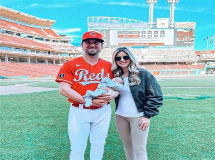 
Is Kyle Farmer Wife A Nurse? Meet Courtney Farmer On Instagram 