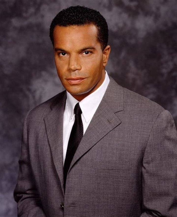 Is Troy Roberts Married to Wife? or Dating a Girlfriend?