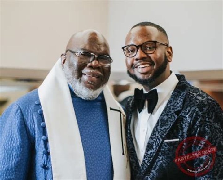 Is Zach Holmes Gay? Age, Height, Net Worth