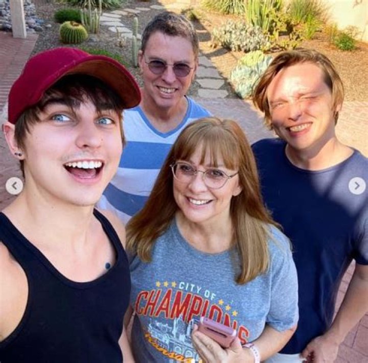 Jake Neighbours Age, Wiki, Bio, Height, Parents, Girlfriend, Salary