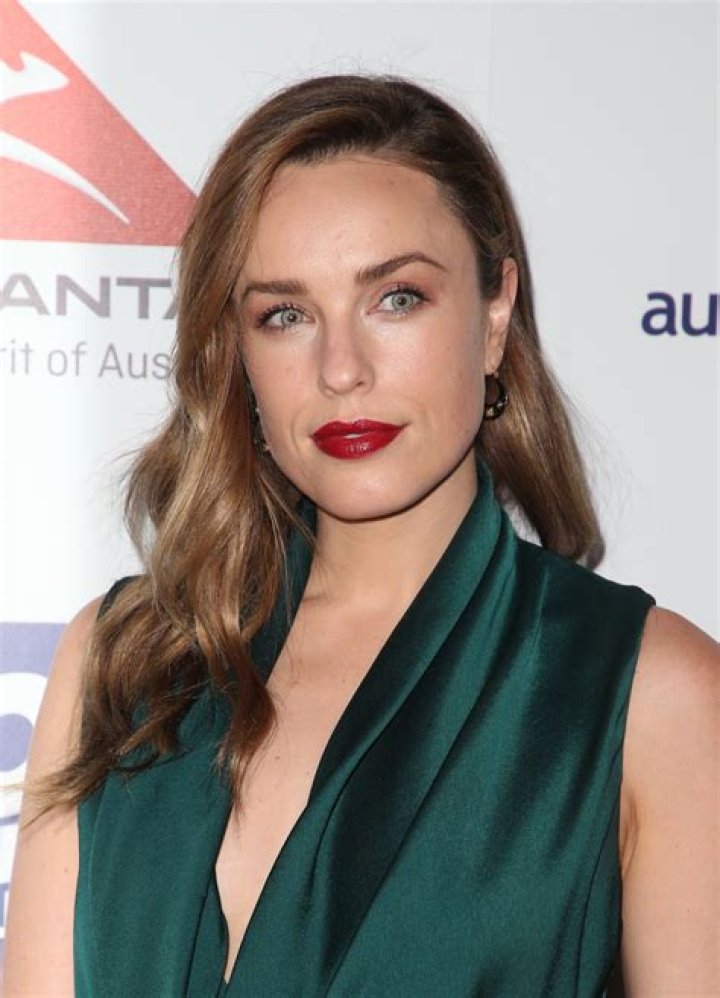 Jessica McNamee Height, Weight, Measurements, Bra Size, Shoe Size