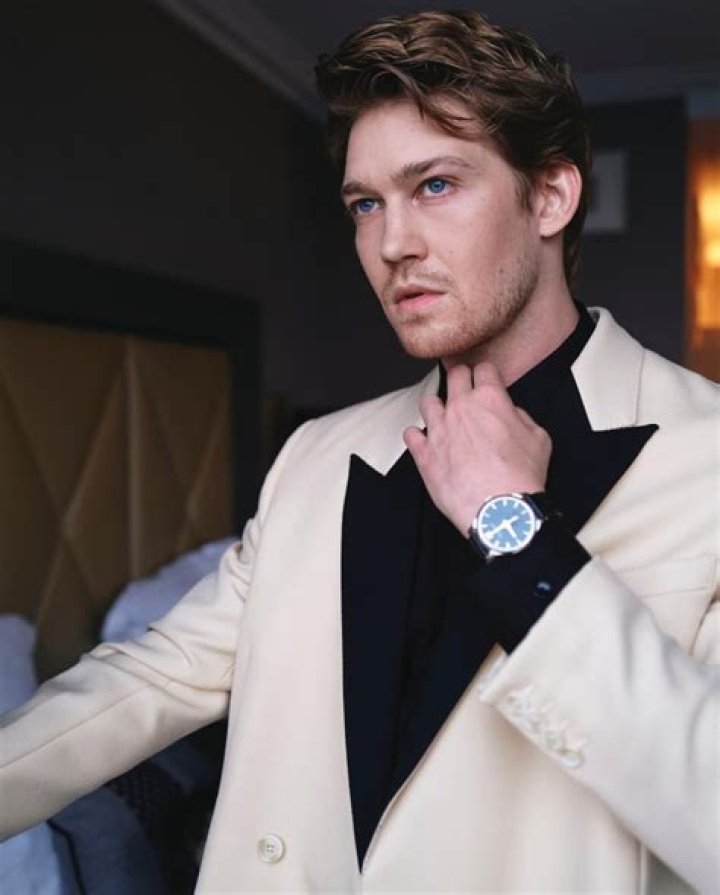 Joe Alwyn Height, Weight, Net Worth, Age, Birthday, Wikipedia, Who, Nationality, Biography