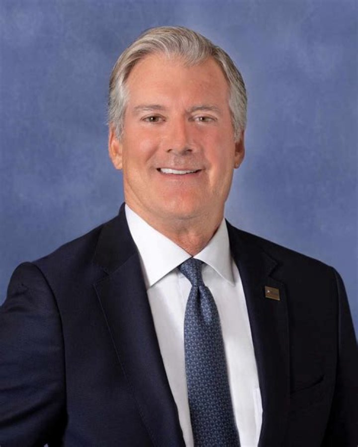 
John Muns Height, Weight, Net Worth, Age, Birthday, Wikipedia, Who, Nationality, Biography 