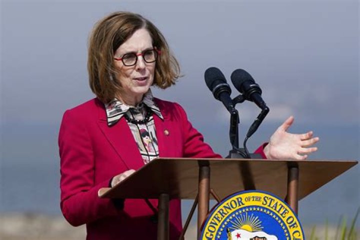 Kate Brown (Governor of Oregon) Net Worth, Salary, Bio, Wiki, Age, Spouse, Children, Career, Facts