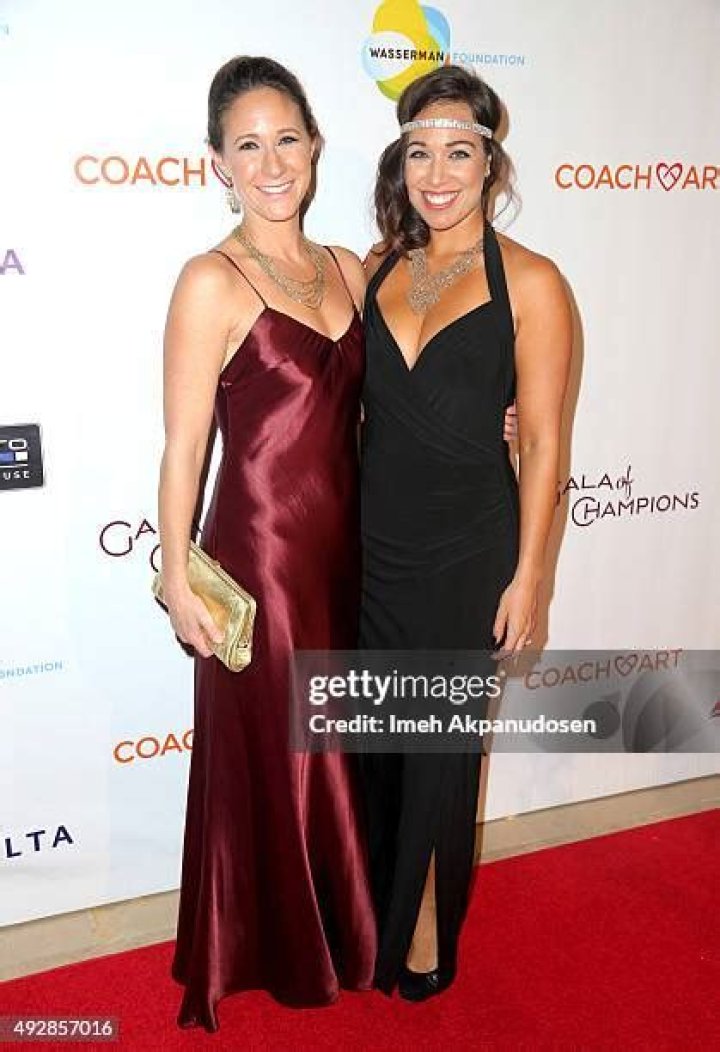 Leah Bernthal' Net Worth and Married Life