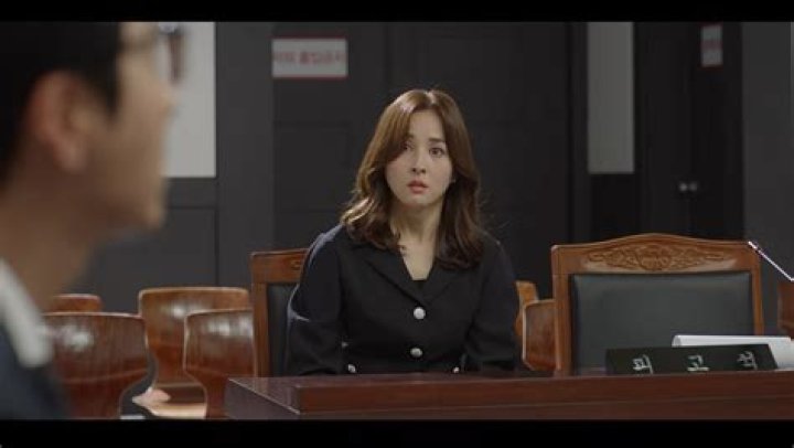 New stills of Divorce Attorney Shin featuring Cho Seung-woo in new light