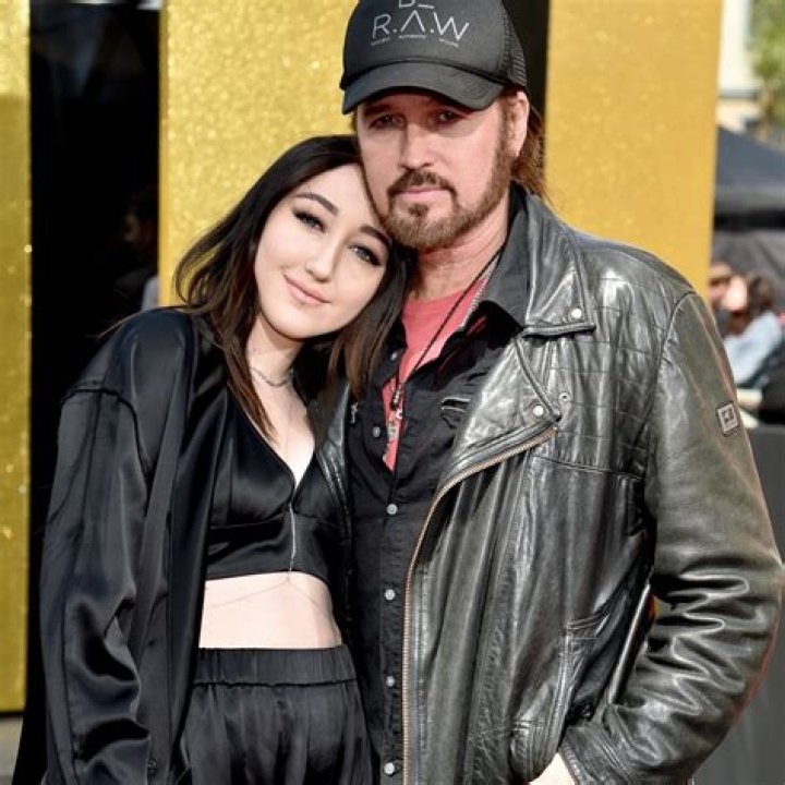 Noah Cyrus Wiki, Bio, Boyfriend, Net worth, Family, Age