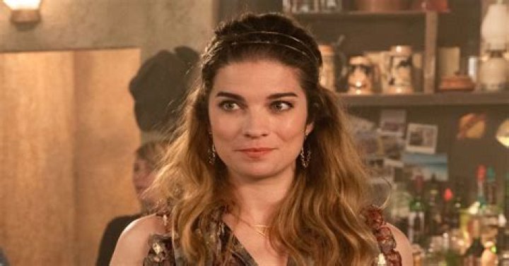 Schitt’s Creek Annie Murphy Weight Gain Confuses Her Fans If She Is Pregnant