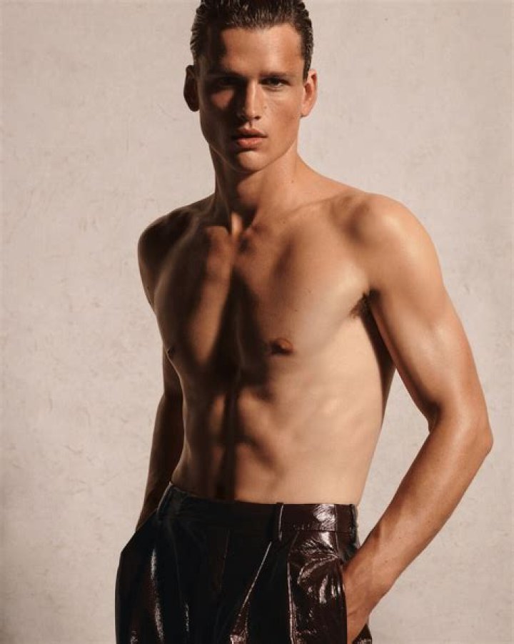 Simon Nessman Instagram Model: Body, Gf & Net Worth