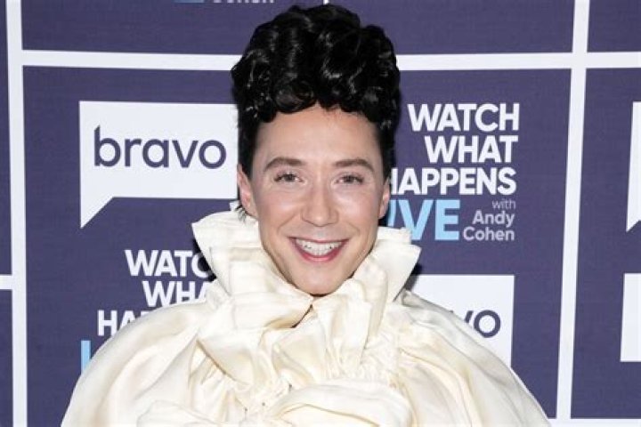 Where does Mike Weir live? What nationality is Mike Weir?