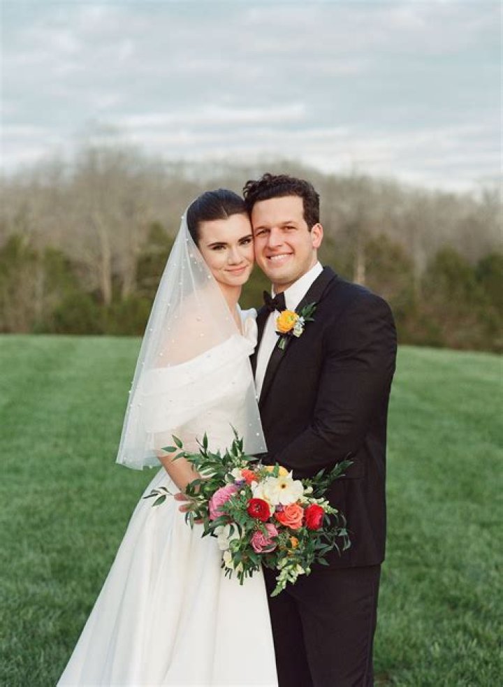 Who is Brett Eldredge’s wife? The singer’s marital status discussed